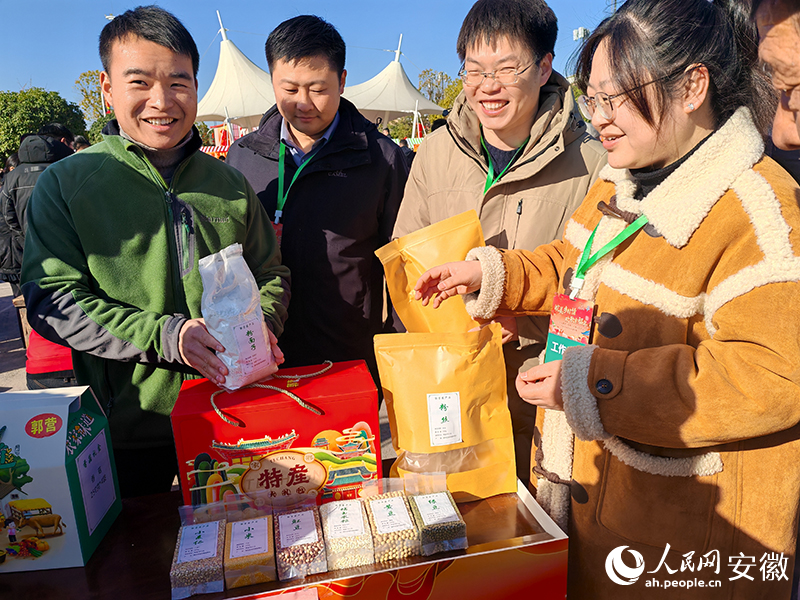 特色农尊龙凯时注册的产品展示。人民网 丁纪摄.jpg